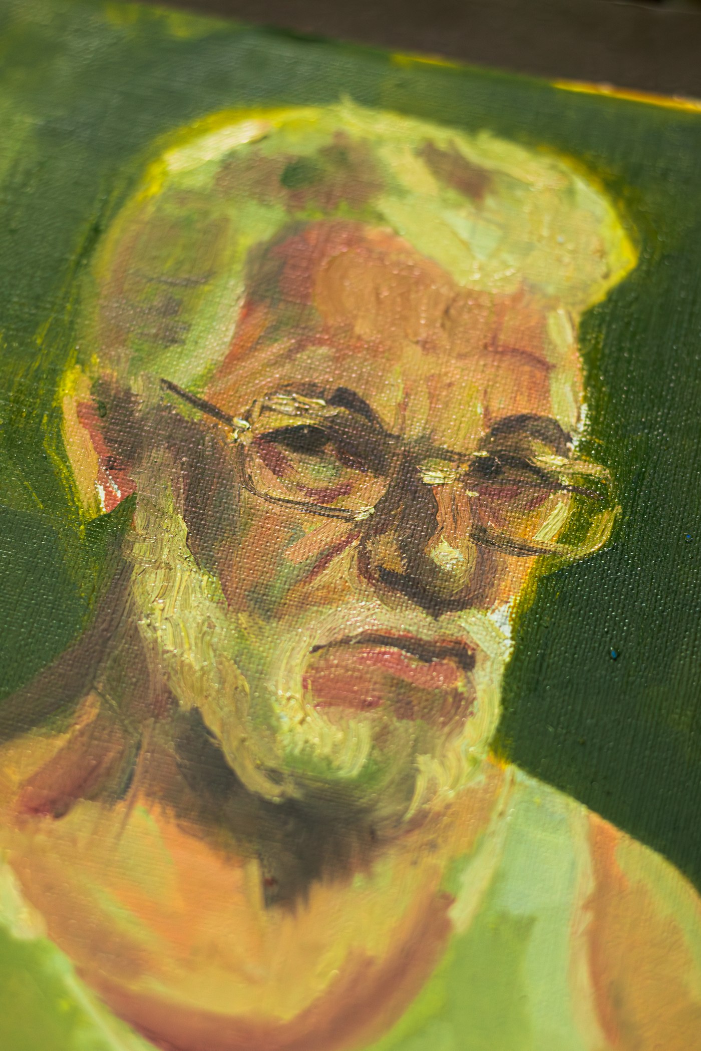 Autorretrato del artista sobre fondo verde